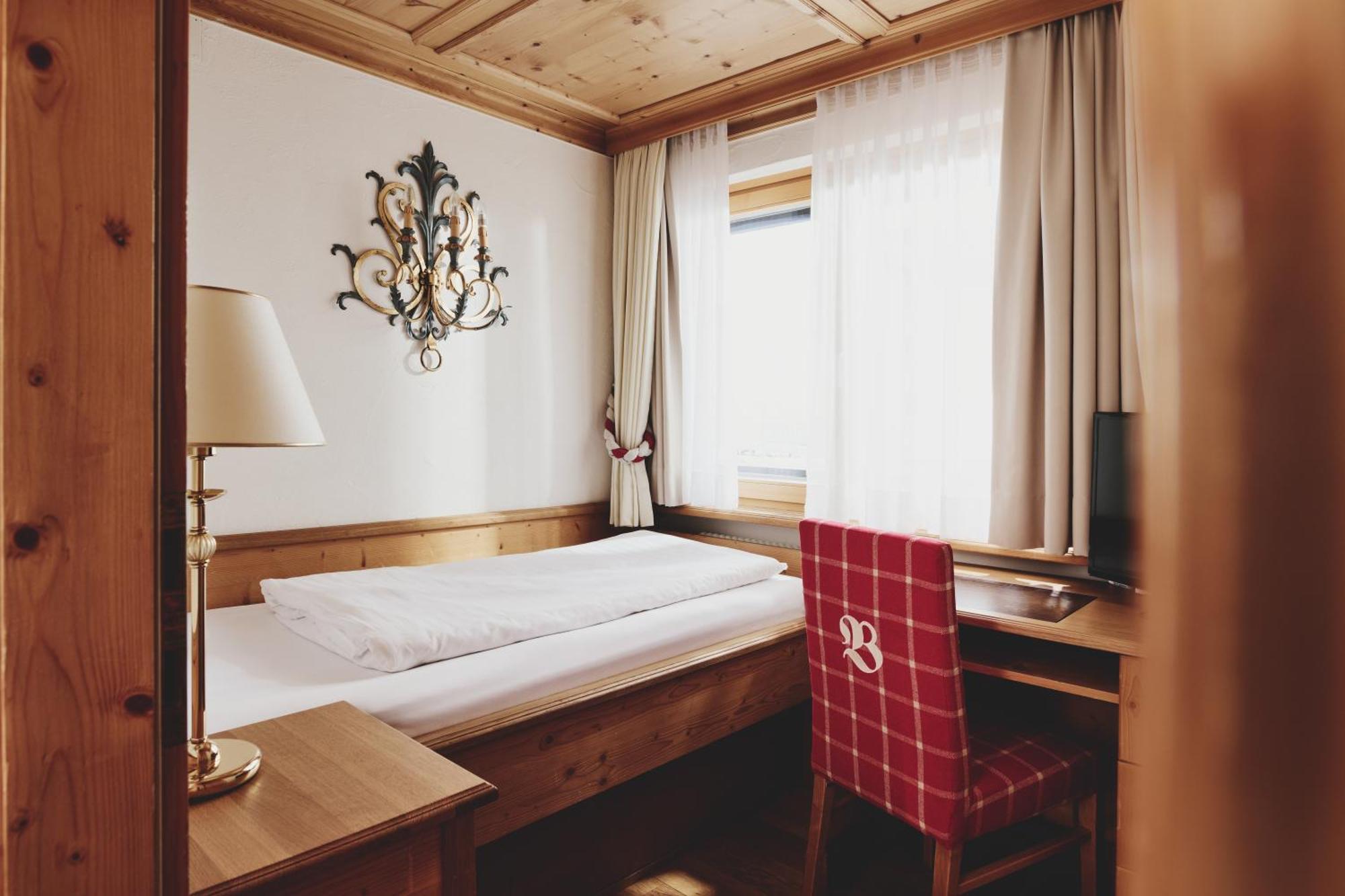 Burg Hotel Oberlech Exterior photo
